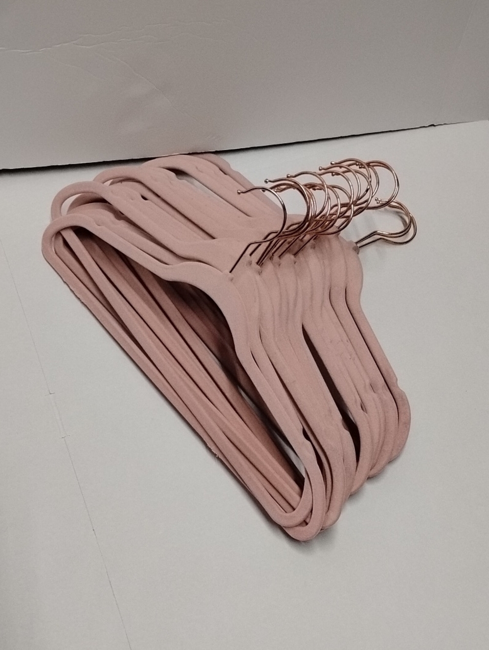 Soft Pink Velvet Women’s Hangers with Rose Gold Hooks 19